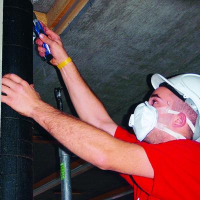 Retrait de l'isolation des conduites avec une peinture bitumineuse contenant de l'amiante, Suva